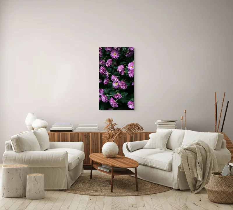 Tablou Canvas, "Flori de toamnă în grădinăraie.", Flori, Mov, Delicate, Frunziș, Abundență, Natură, Prospețime, Grădină, Petale, Verde., 50 x 90 cm – poza 7