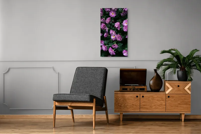 Tablou Canvas, "Flori de toamnă în grădinăraie.", Flori, Mov, Delicate, Frunziș, Abundență, Natură, Prospețime, Grădină, Petale, Verde., 50 x 90 cm – poza 8
