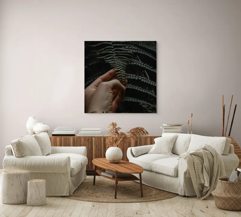 Tablou Canvas, "Mângâierea frunzei de ferigă verde", Frunză, Mână, Delicatețe, Natură, Verde, Lumină, Textură, Detaliu, 100 x 100 cm – poza 3