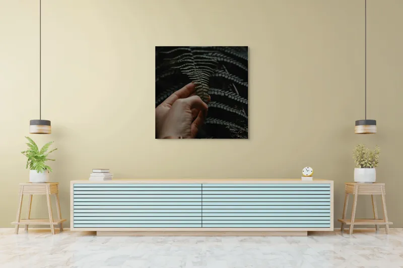 Tablou Canvas, "Mângâierea frunzei de ferigă verde", Frunză, Mână, Delicatețe, Natură, Verde, Lumină, Textură, Detaliu, 100 x 100 cm – poza 5
