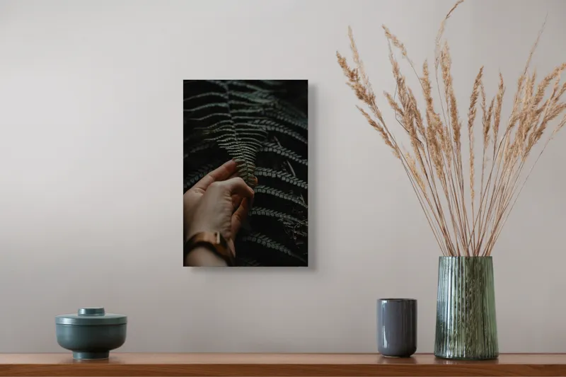 Tablou Canvas, "Mângâierea frunzei de ferigă verde", Frunză, Mână, Delicatețe, Natură, Verde, Lumină, Textură, Detaliu, 26 x 39 cm – poza 5