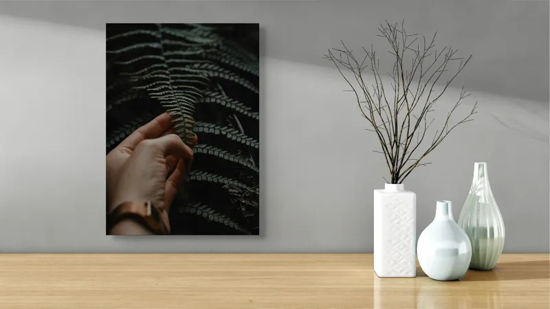 Tablou Canvas, "Mângâierea frunzei de ferigă verde", Frunză, Mână, Delicatețe, Natură, Verde, Lumină, Textură, Detaliu, 39 x 54 cm – poza 4