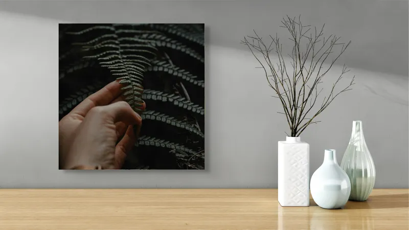 Tablou Canvas, "Mângâierea frunzei de ferigă verde", Frunză, Mână, Delicatețe, Natură, Verde, Lumină, Textură, Detaliu, 50 x 50 cm – poza 3
