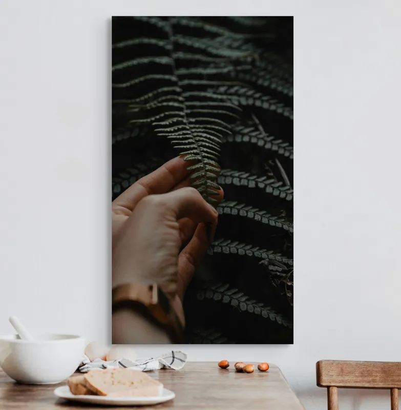 Tablou Canvas, "Mângâierea frunzei de ferigă verde", Frunză, Mână, Delicatețe, Natură, Verde, Lumină, Textură, Detaliu, 50 x 90 cm – poza 3