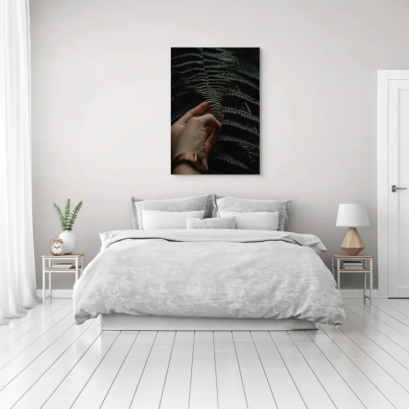Tablou Canvas, "Mângâierea frunzei de ferigă verde", Frunză, Mână, Delicatețe, Natură, Verde, Lumină, Textură, Detaliu, 70 x 100 cm – poza 3