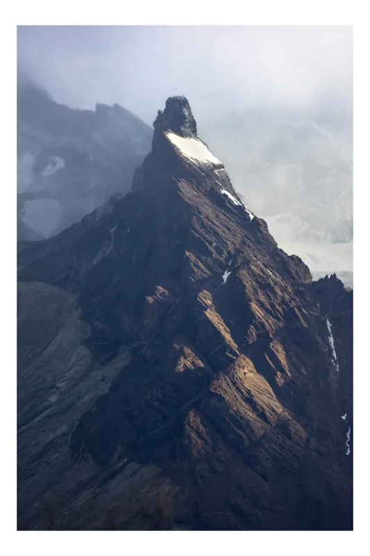 Tablou Canvas, "Măreția muntelui învăluit în ceață", Mister, Măreție, Stâncos, Impunător, Vârf, Dramatic, Alpin, Înalt, Majestic, Sălbatic, 100 x 100 cm