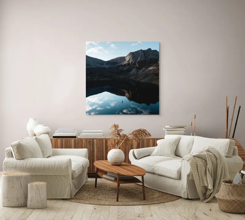 Tablou Canvas, "Singurătate pe oglinda lacului montan", Cer, Munți, Lac, Reflecție, Canoe, Serenitate, Natură, Pictural., 100 x 100 cm – poza 3