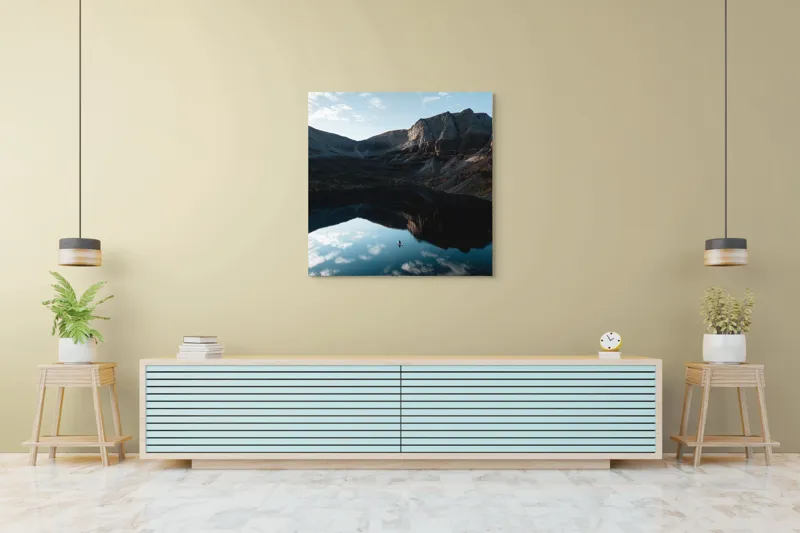 Tablou Canvas, "Singurătate pe oglinda lacului montan", Cer, Munți, Lac, Reflecție, Canoe, Serenitate, Natură, Pictural., 100 x 100 cm – poza 5