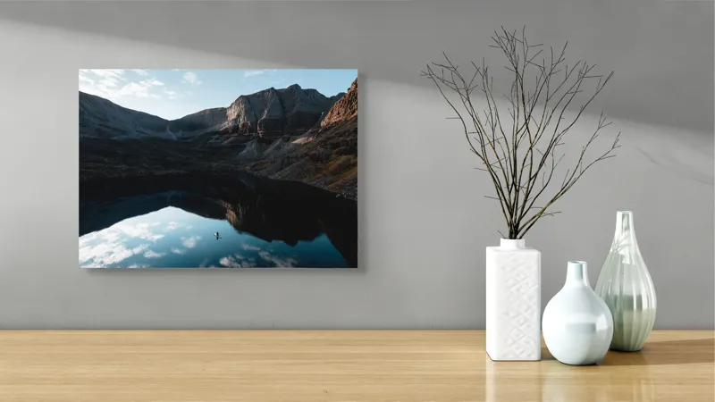 Tablou Canvas, "Singurătate pe oglinda lacului montan", Cer, Munți, Lac, Reflecție, Canoe, Serenitate, Natură, Pictural., 54 x 39 cm – poza 3