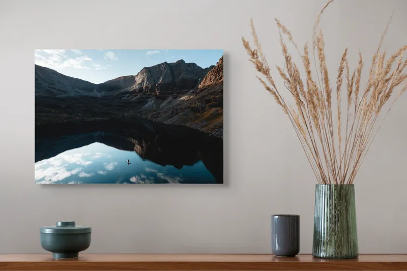 Tablou Canvas, "Singurătate pe oglinda lacului montan", Cer, Munți, Lac, Reflecție, Canoe, Serenitate, Natură, Pictural., 54 x 39 cm – poza 4
