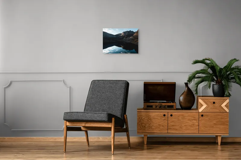 Tablou Canvas, "Singurătate pe oglinda lacului montan", Cer, Munți, Lac, Reflecție, Canoe, Serenitate, Natură, Pictural., 54 x 39 cm – poza 7