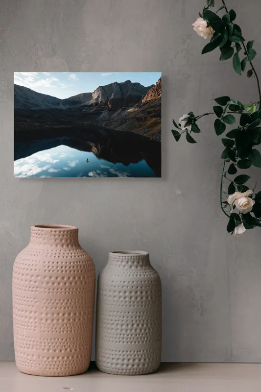 Tablou Canvas, "Singurătate pe oglinda lacului montan", Cer, Munți, Lac, Reflecție, Canoe, Serenitate, Natură, Pictural., 54 x 39 cm – poza 8