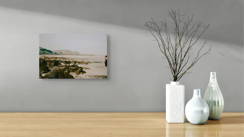 Tablou Canvas, "Femeia contemplând peisajul marin liniștit", Plajă, Stânci, Ocean, Nisip, Cer, Persoană, Liniște, Coastă, Natură, 39 x 26 cm – poza 8