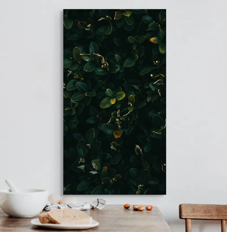 Tablou Canvas, "Frunziș dens în lumina amurgului", Frunziș, Verde, Întuneric, Natură, Textură, Răcoare, Umbră, Mister, Organic, Eleganță, 50 x 90 cm – poza 3