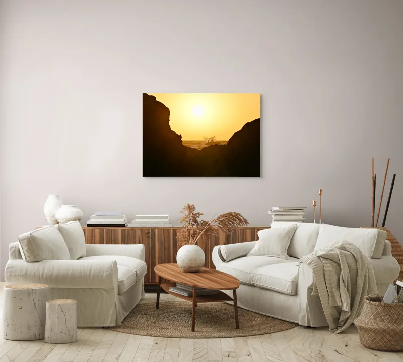 Tablou Canvas, "Răsărit spectaculos între stânci întunecate", Soare, Stânci, Valuri, Ocean, Cer, Apus, Siluetă, Aur., 100 x 70 cm – poza 3