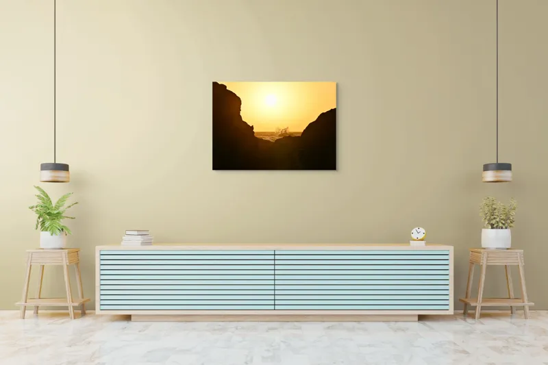 Tablou Canvas, "Răsărit spectaculos între stânci întunecate", Soare, Stânci, Valuri, Ocean, Cer, Apus, Siluetă, Aur., 100 x 70 cm – poza 4