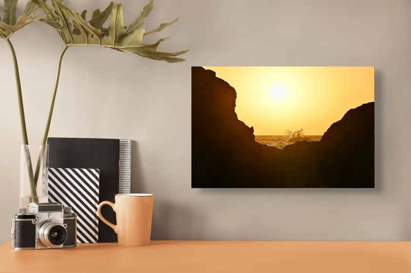 Tablou Canvas, "Răsărit spectaculos între stânci întunecate", Soare, Stânci, Valuri, Ocean, Cer, Apus, Siluetă, Aur., 39 x 26 cm – poza 3