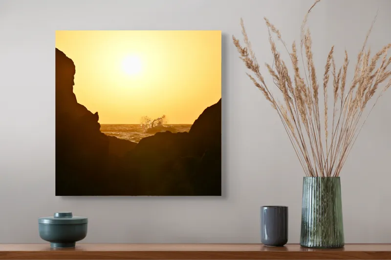 Tablou Canvas, "Răsărit spectaculos între stânci întunecate", Soare, Stânci, Valuri, Ocean, Cer, Apus, Siluetă, Aur., 50 x 50 cm – poza 4