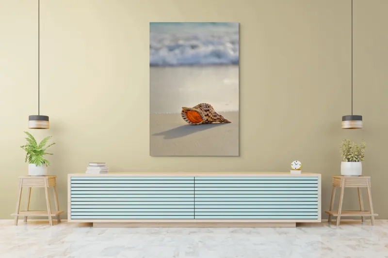 Tablou Canvas, "Scoica singuratică pe nisip auriu", Scoică, Nisip, Apă, Valuri, Plajă, Umbră, Liniște, Vară, 100 x 150 cm – poza 4