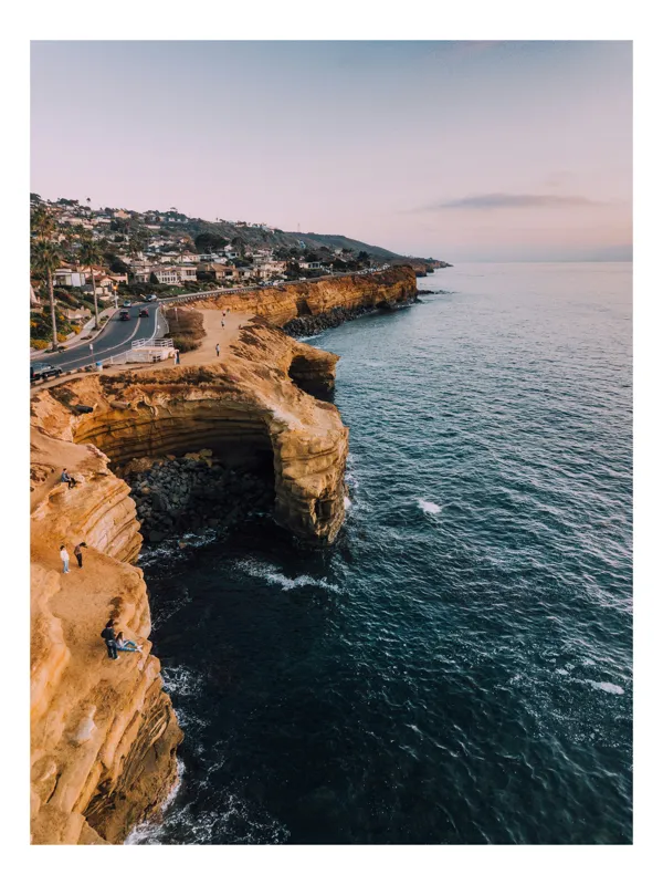 Tablou Canvas, "Faleza stâncoasă la apusul soarelui", Ocean, Cliffs, Sunset, Road, Houses, Sky, Waves, Coastline, Rocks, Horizon, 50 x 90 cm