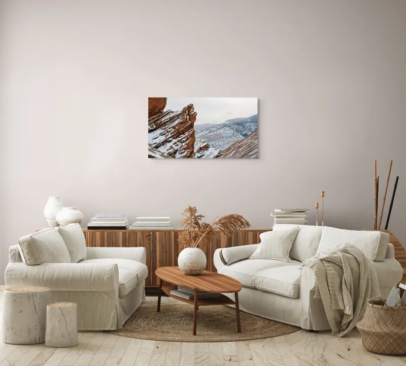 Tablou Canvas, "Frumusețea rece a stâncilor roșii", Rocă, Zăpadă, Munte, Cer, Peisaj, Iarnă, Natură, Frig, Pădure, Culoare, 90 x 50 cm – poza 4