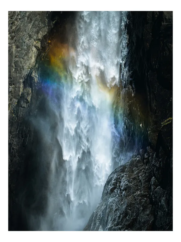 Tablou Canvas, "Curcubeu dansând pe stâncile cascadei", Cascadă, Curcubeu, Stâncă, Apă, Spray, Natură, Lumină, Culoare, Măreție, Forță, 70 x 100 cm