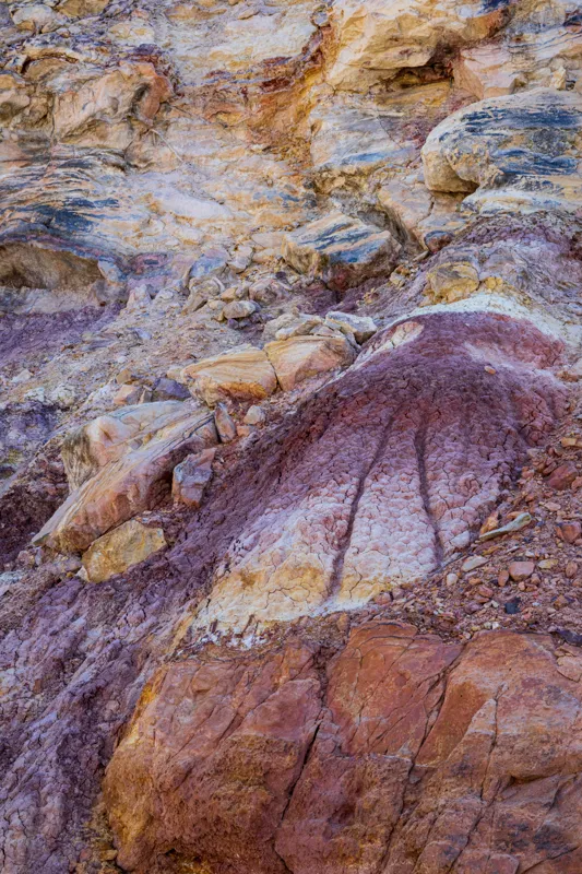 Tablou Canvas, "Peisaj colorat de stânci erodate", Pietre, Straturi, Colorate, Texturi, Naturale, Geologie, Pământ, Relief, Timp, Eroziune, 26 x 39 cm – poza 2
