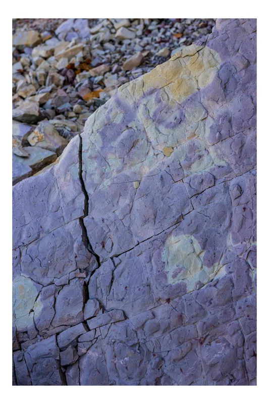 Tablou Canvas, "Reflexii de lumină pe stâncă gri", Pietre, Crăpături, Textură, Roci, Nuanțe, Natură, Superficie, Stratificare, 50 x 90 cm
