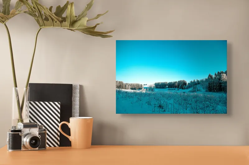 Tablou Canvas, "Cer albastru peste pădurea înzăpezită", Albastru, Pădure, Zăpadă, Cer, Peisaj, Iarnă, Natura, Tăcere, Frig, Priveliște, 39 x 26 cm – poza 3
