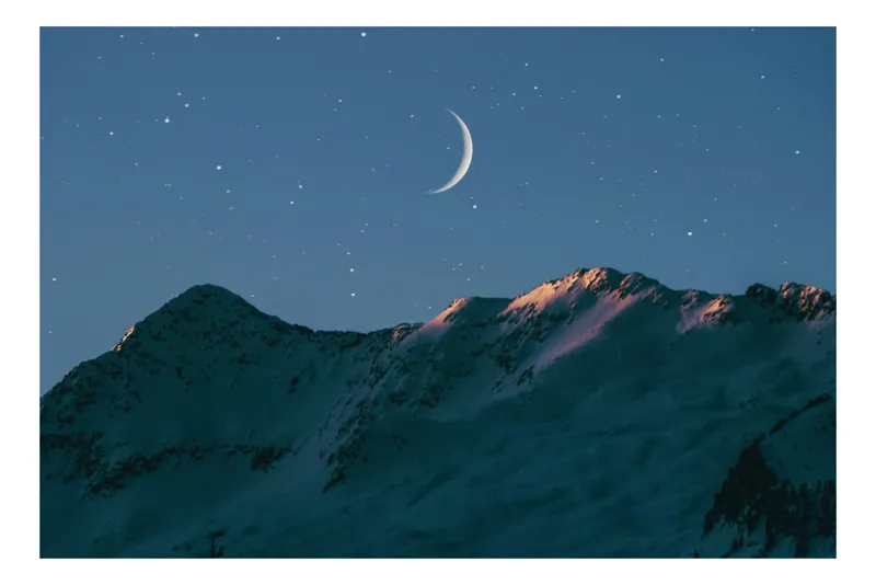 Tablou Canvas, "Luna răsare peste munți înzăpeziți", Lună, Munte, Cer, Stele, Amurg, Lumină, Umbre, Vârfuri, Peisaj, 100 x 70 cm