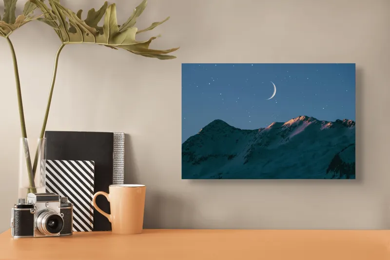 Tablou Canvas, "Luna răsare peste munți înzăpeziți", Lună, Munte, Cer, Stele, Amurg, Lumină, Umbre, Vârfuri, Peisaj, 39 x 26 cm – poza 3