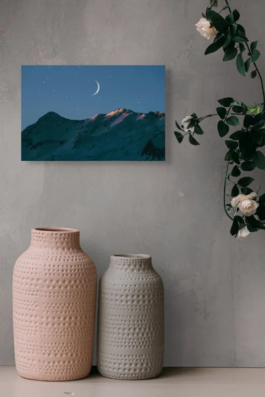 Tablou Canvas, "Luna răsare peste munți înzăpeziți", Lună, Munte, Cer, Stele, Amurg, Lumină, Umbre, Vârfuri, Peisaj, 39 x 26 cm – poza 4