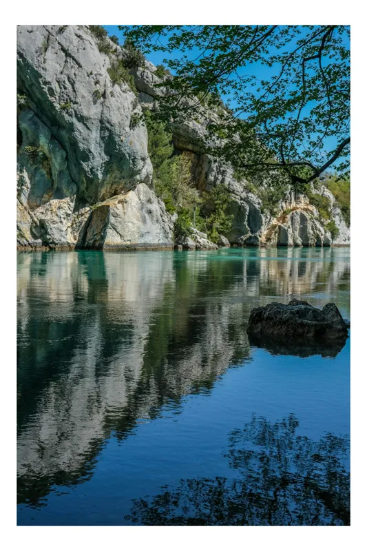 Tablou Canvas, "Reflexii de stâncă în apă limpede", Reflexie, Stâncă, Apă, Copaci, Cer, Lumină, Natură, Seninătate, Frumusețe, Tranquilitate, 100 x 100 cm