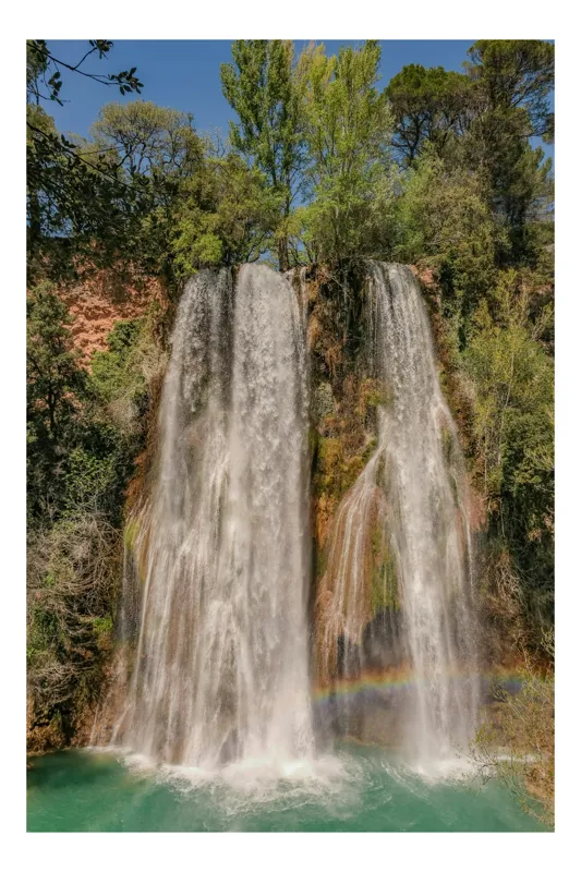 Tablou Canvas, "Cascadă cu curcubeu și pădure luxuriantă", Cascadă, Apă, Curcubeu, Natură, Verdeață, Senin, Pădure, Roci, Vegetație, Tranquilitate, 39 x 54 cm