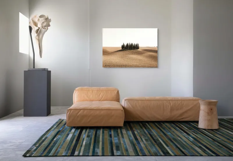 Tablou Canvas, "Tărâmul solemn al chiparoșilor solitari", Grup, Copaci, Dealuri, Pustie, Serenitate, Natură, Peisaj, Minimalism, Izolare, Liniște, 100 x 70 cm – poza 7