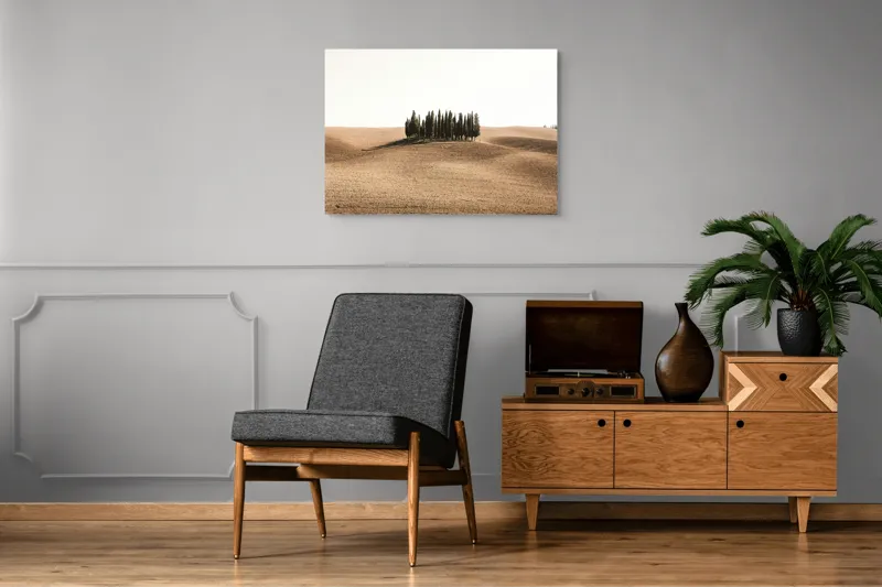 Tablou Canvas, "Tărâmul solemn al chiparoșilor solitari", Grup, Copaci, Dealuri, Pustie, Serenitate, Natură, Peisaj, Minimalism, Izolare, Liniște, 100 x 70 cm – poza 8