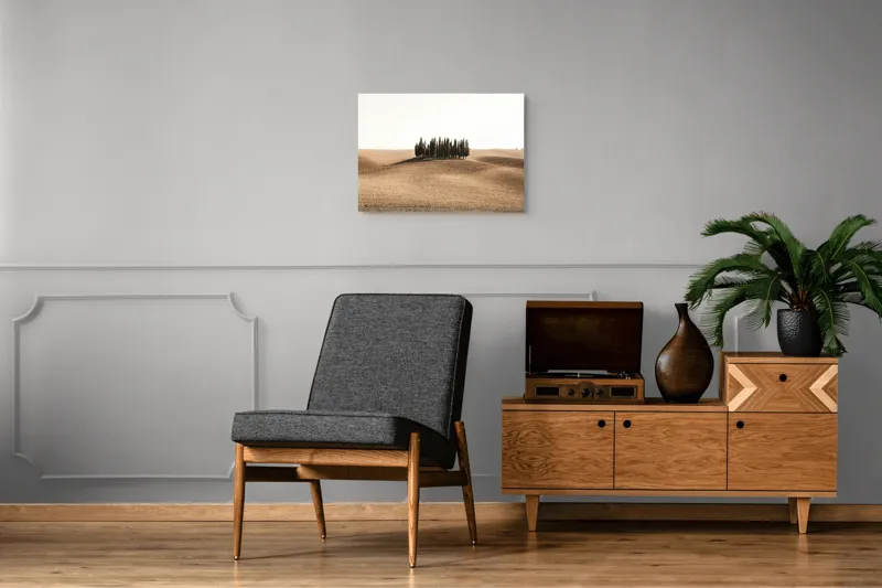 Tablou Canvas, "Tărâmul solemn al chiparoșilor solitari", Grup, Copaci, Dealuri, Pustie, Serenitate, Natură, Peisaj, Minimalism, Izolare, Liniște, 70 x 50 cm – poza 4