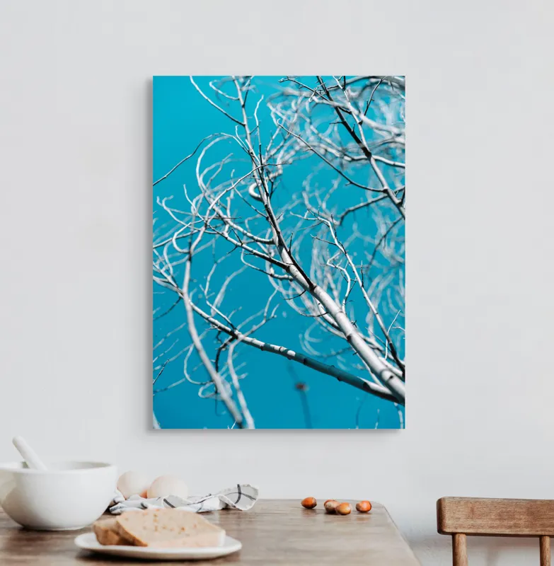 Tablou Canvas, "Crengile albastre ale cerului senin", Ramuri, Cer, Albastru, Uscat, Abstract, Natură, Contrast, Simplu, 50 x 70 cm – poza 3