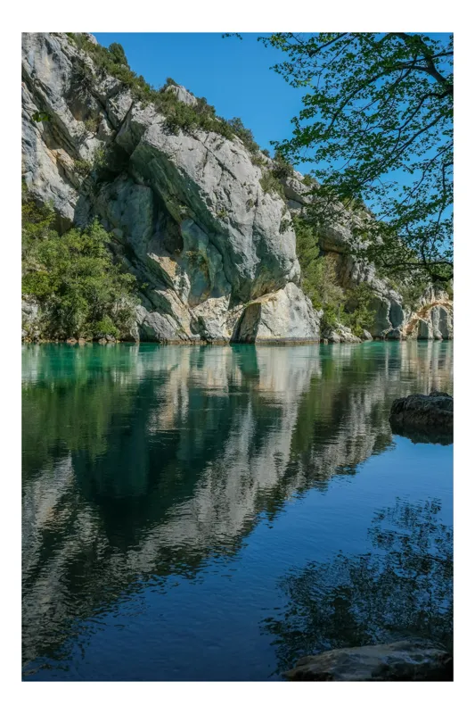 Tablou Canvas, "Reflecțiile munților în apă liniștită", Rocă, Apă, Reflecție, Vegetație, Cer, Tranquilitate, 70 x 100 cm