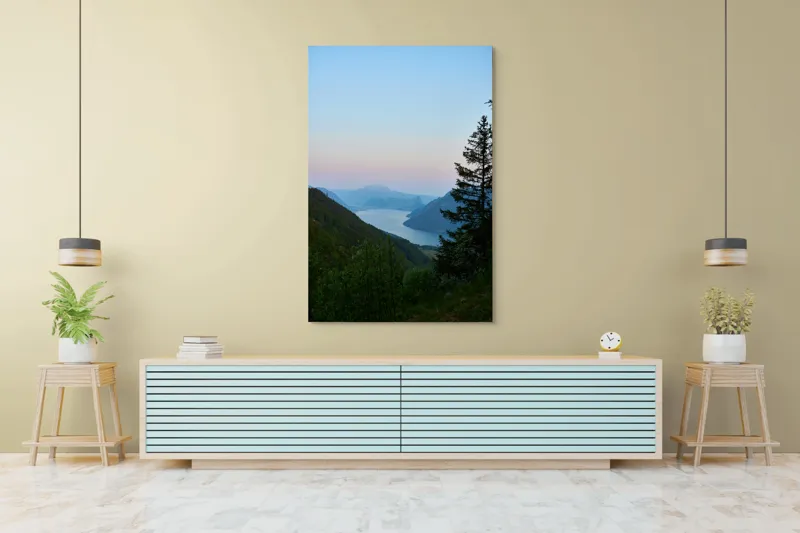 Tablou Canvas, "Răsărit senin peste munți și lacuri", Peisaj, Munți, Lac, Cer, Apus, Copaci, Coline, Lumină, Natură, 100 x 150 cm – poza 4