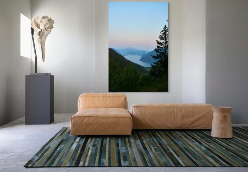Tablou Canvas, "Răsărit senin peste munți și lacuri", Peisaj, Munți, Lac, Cer, Apus, Copaci, Coline, Lumină, Natură, 100 x 150 cm – poza 7