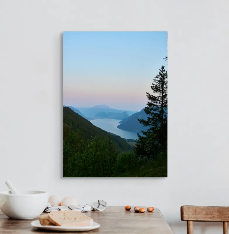 Tablou Canvas, "Răsărit senin peste munți și lacuri", Peisaj, Munți, Lac, Cer, Apus, Copaci, Coline, Lumină, Natură, 50 x 70 cm – poza 3