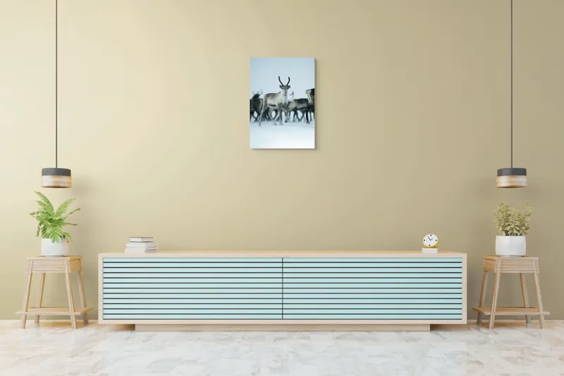 Tablou Canvas, "Ren alături de tovarășii săi", Ren, Zăpadă, Cer, Fulgi, Antler, Iarnă, Peisaj, Grup, Armonie, Natură, 50 x 70 cm – poza 6