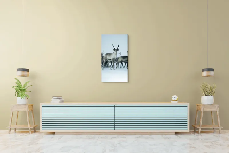 Tablou Canvas, "Ren alături de tovarășii săi", Ren, Zăpadă, Cer, Fulgi, Antler, Iarnă, Peisaj, Grup, Armonie, Natură, 50 x 90 cm – poza 6