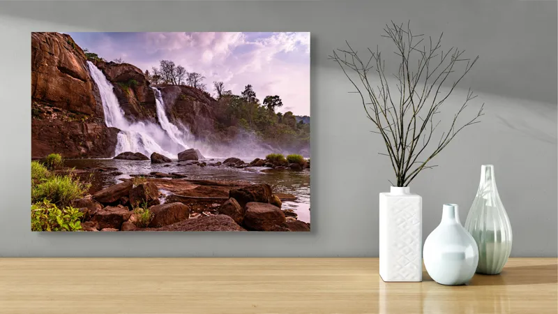 Tablou Canvas, "Cascada în amurgul tropical liniștit", Cascadă, Rocă, Vegetație, Apă, Cer, Nor, Verdeață, Spumă, Ecosistem, Natură, 70 x 50 cm – poza 3