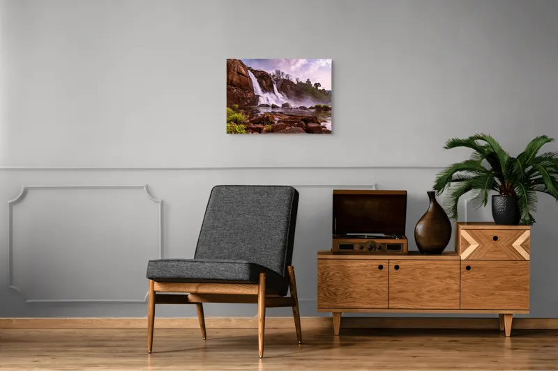 Tablou Canvas, "Cascada în amurgul tropical liniștit", Cascadă, Rocă, Vegetație, Apă, Cer, Nor, Verdeață, Spumă, Ecosistem, Natură, 70 x 50 cm – poza 4