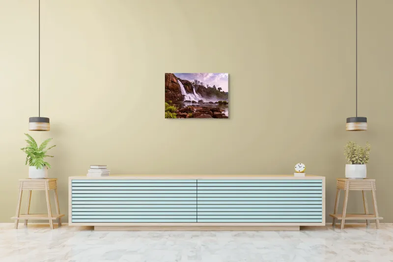Tablou Canvas, "Cascada în amurgul tropical liniștit", Cascadă, Rocă, Vegetație, Apă, Cer, Nor, Verdeață, Spumă, Ecosistem, Natură, 70 x 50 cm – poza 7
