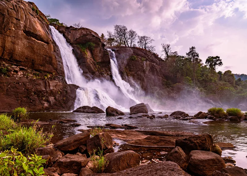 Tablou Canvas, "Cascada în amurgul tropical liniștit", Cascadă, Rocă, Vegetație, Apă, Cer, Nor, Verdeață, Spumă, Ecosistem, Natură, 70 x 50 cm – poza 2