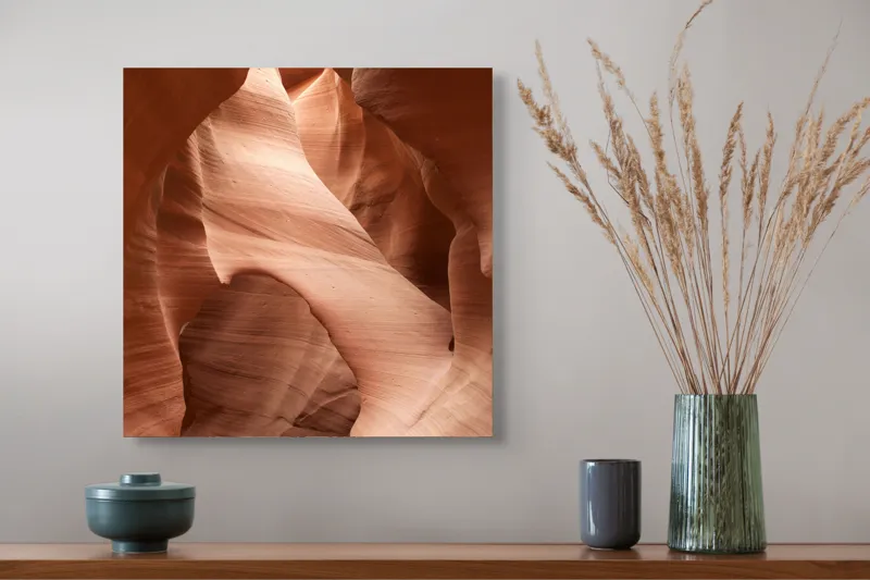 Tablou Canvas, "Dansul luminii printre stânci roșii", Curbe, Lumini, Umbre, Texturi, Nisip, Roci, Culoare, Forme, Eroziune, Valuri, 50 x 50 cm – poza 4