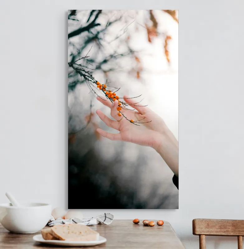 Tablou Canvas, "Mângâierea ramurilor de toamnă", Ramură, Portocaliu, Mână, Natură, Delicat, Fructe, Fragilitate, Contrast, Lumină, Pictural, 50 x 90 cm – poza 3
